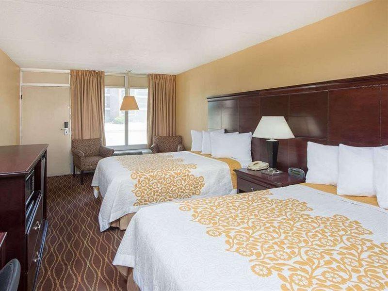 Days Inn By Wyndham Paducah Eksteriør bilde